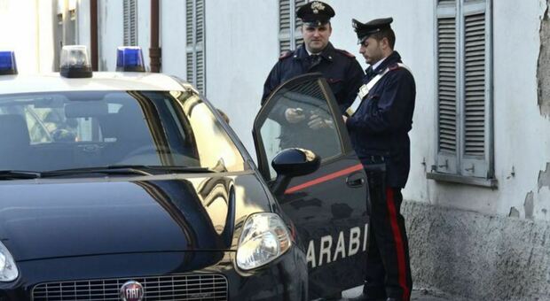 Sferra un pugno alla ex moglie e aggredisce i carabinieri: bloccato con lo spray al peperoncino