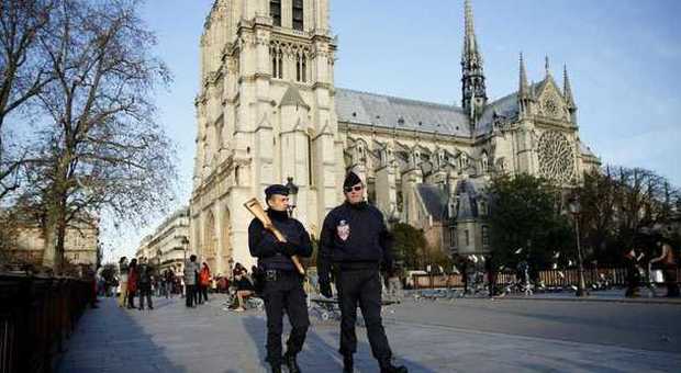 Possibile obiettivo terroristico: Notre-Dame non avrà il suo albero di Natale
