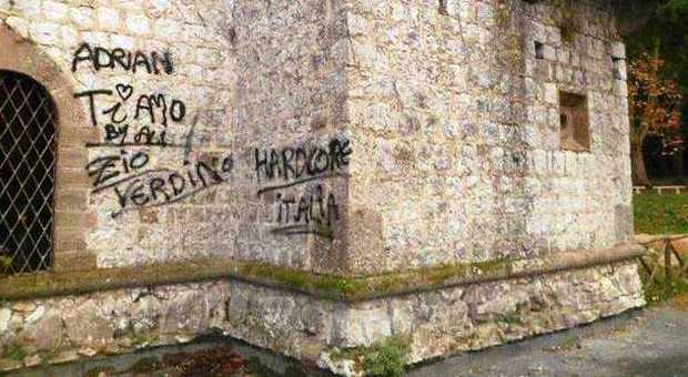 Le mura del maniero imbrattate di vernice spray, ora rimossa dal Comune