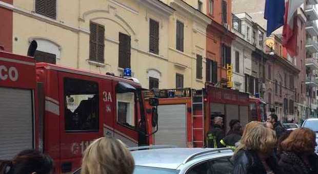 Roma, incendio nella sede dell'Ufficio scolastico regionale: dipendente cieco non si accorge di nulla e rimane all'interno