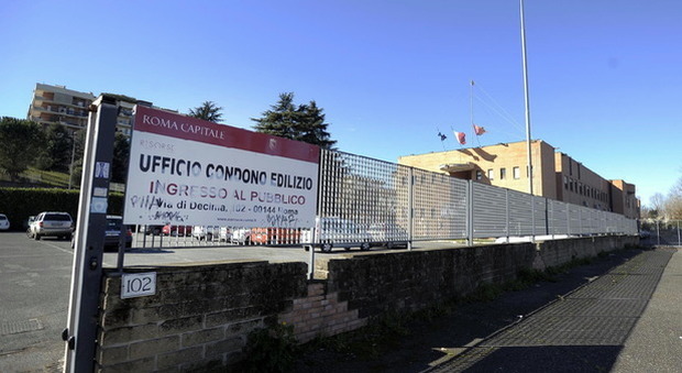 Roma, dipendenti ufficio Condono denunciano: «Accessi irregolari nei computer»