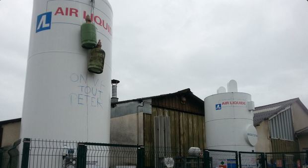 Operai protestano contro la chiusura della fabbrica: "Minata con bombole di gas, pronti a farla esplodere"
