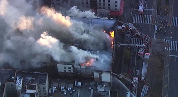 Usa, incendio in un palazzo di 7 piani a New York: 200 pompieri al lavoro