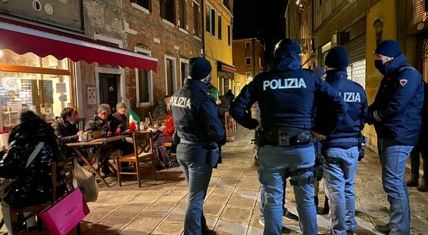 Polizia a Venezia per i pochi locali aperti