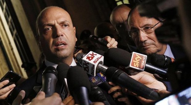 Unioni civili, rottura Renzi-Alfano sulle adozioni per le coppie gay