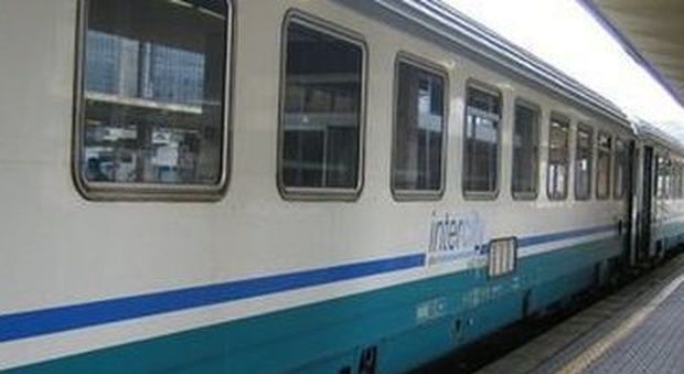 Napoli, ricercato per rapina e truffa arrestato sul treno Intercity
