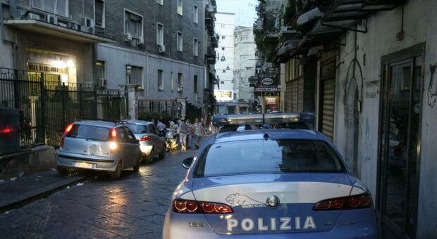 Napoli, a Montesanto si aggirava un finto poliziotto: beccato da uno vero