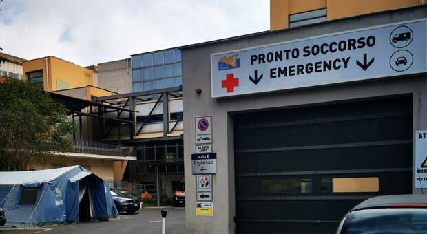 Si presenta al pronto soccorso e aggredisce un medico e un'infermiera: notte choc a Catania