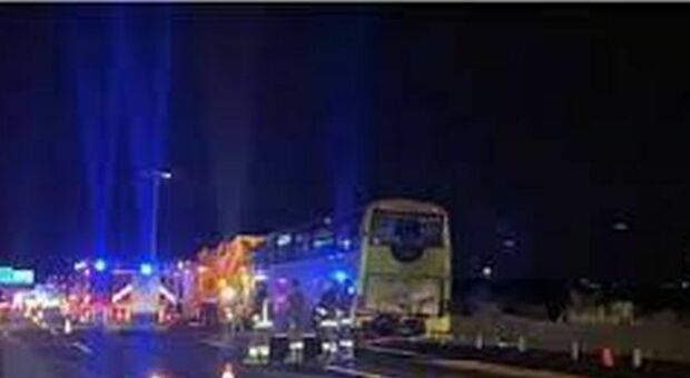 Incidente pullman migranti sull'A1 a Roma: morti i due autisti, feriti 18 immigrati che erano sbarcati a Lampedusa. Traffico bloccato