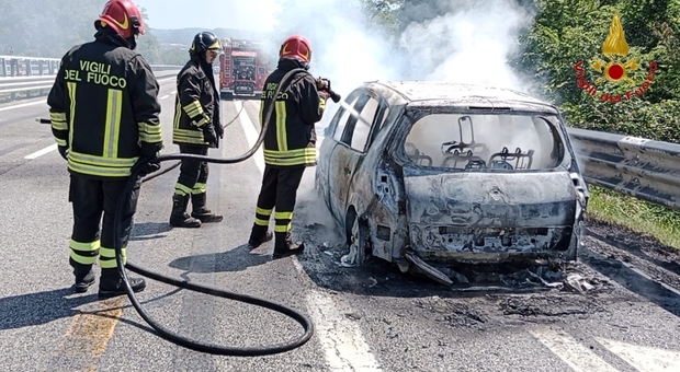 Monteforte Irpino, incendio auto: famiglia con bambini salva in extremis