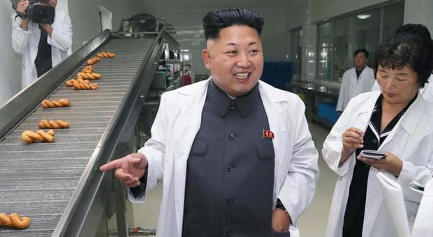Corea del Nord, Kim Jong Un ai cittadini affamati: «Mangiate carne di cane, è la più nutriente»