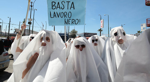Napoli, in piazza lavoratori e fantasmi: «Il lavoro è un diritto troppo spesso calpestato»