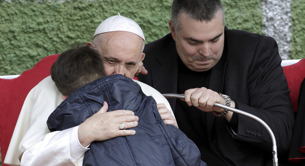 Papa Francesco a Corviale abbraccia un bimbo che piange per il padre morto