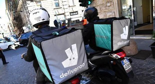 Amazon investe 575 milioni di dollari in Deliveroo: guerra a Uber