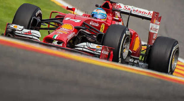 La Ferrari di Fernando Alonso alla curva Eau Rouge