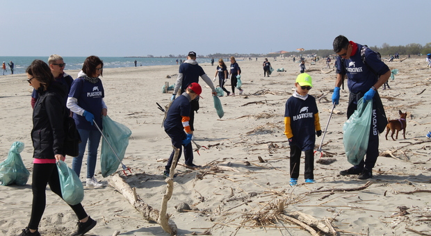 Ben 225 i volontari sono sbarcati a Barricata per la pulizia promossa da Plastic Free