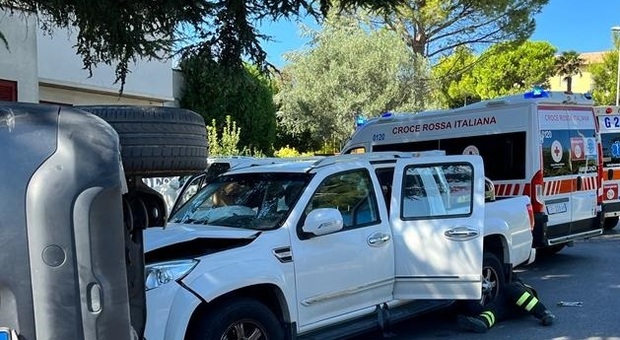 Ancona, pauroso scontro tra auto, una si ribalta in mezzo alla strada: quattro feriti