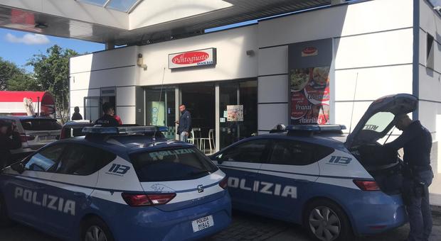 Ancona, tre banditi incappucciati rapinano distributore di benzina