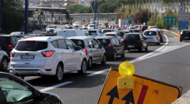 Tangenziale di Napoli, spunta la banda del viadotto: boom di rapine agli automobilisti nel traffico