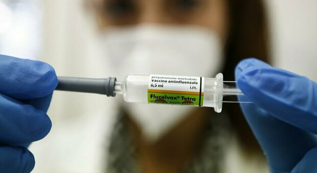 La Regione sbaglia fornitura e le farmacie restano al palo: «Non avremo mai i vaccini necessari. Cittadini sempre più speventati»