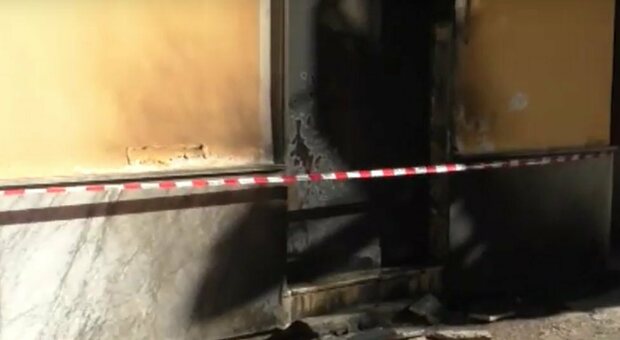 Attentato incendiario: due negozi danneggiati nel Napoletano; l'ombra della camorra