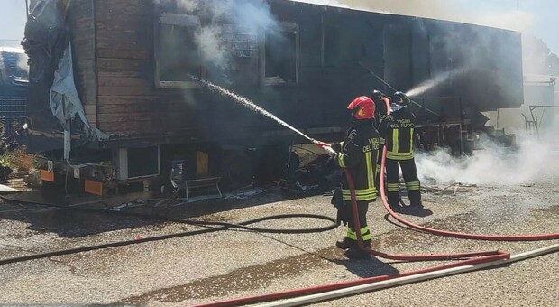 Terni, incendio distrugge un camper di giostrai a Maratta: S'indaga sulle cause del rogo