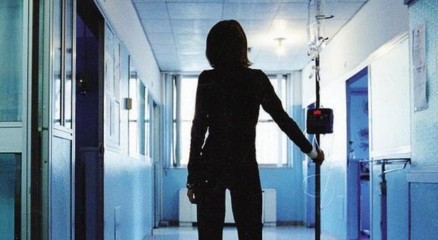 Mamma di un'anoressica disperata: «Pesa 28 kg, tenetela in ospedale»