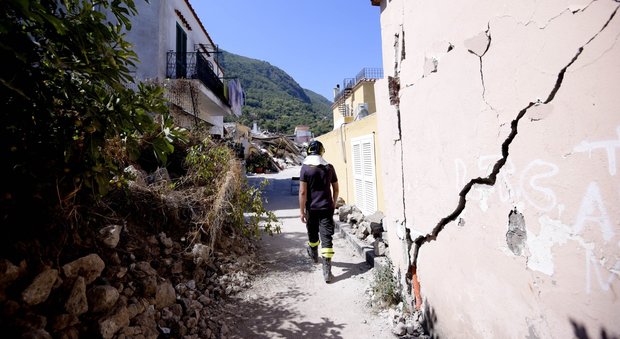 Ischia, i ricercatori del Cnr: «Terremoto sotto i piedi: il suolo si è abbassato di 4 centimetri»