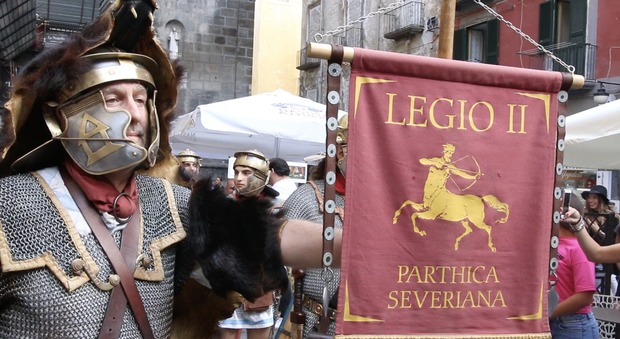 Lampadoforia, centurioni e gladiatori invadono Napoli per celebrare la nascità della città