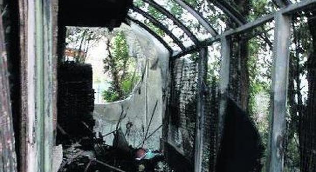 Scoppia l'incendio e devasta la casa: il vicino vede il fumo e lo salva