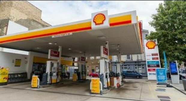 La benzina supera i 2 euro, dall'Ardeatina alla Montagnola: i distributori dove costa di più