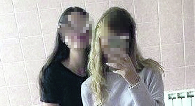 Selfie e video proibiti in classe tra smorfie e pose ammiccanti