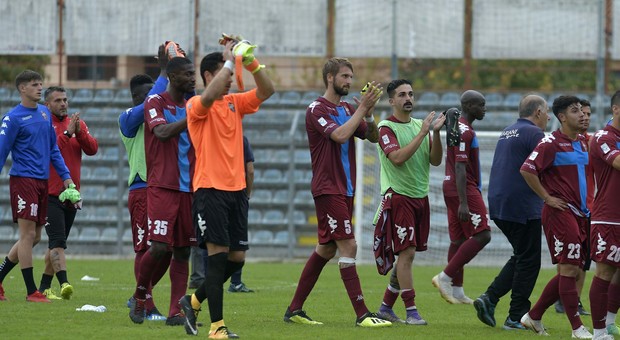 I giocatori del Rieti ringraziano il pubblico a fine gara (Foto Meloccaro)