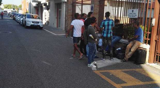Pachistani in attesa davanti all'ufficio immigrazione di Pesaro