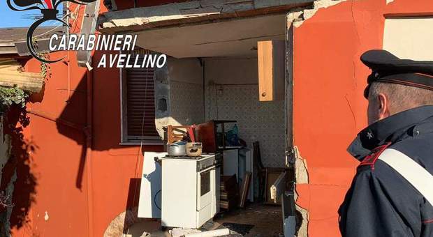 Fuga di gas nell'Avellinese, casa esplode: grave immigrato