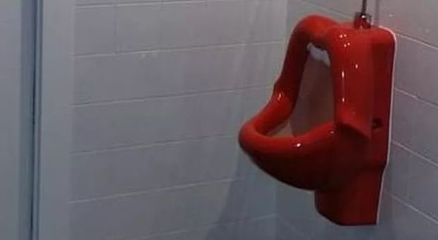Una bocca di donna nella toilette, il locale sommerso dalle critiche: «Provocazione sessista»