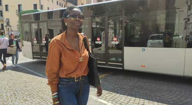 Razzismo sul bus Mom a Treviso, modella di colore costretta a salire dietro rimproverata dall'autista