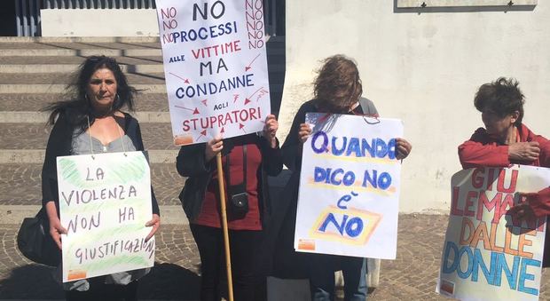 «Giù le mani dalle donne»: processo per stupro lungo 7 anni, manifestazione del centro antiviolenza