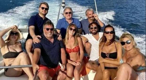 Maria Elena Boschi, foto in bikini al largo di Ischia pubblicata e poi rimossa