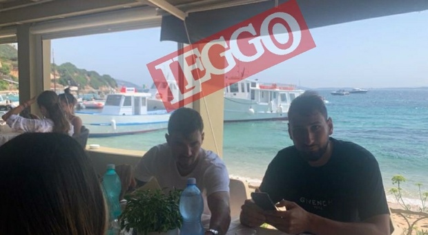 Donnarumma e Romagnoli, i calciatori del Milan sorpresi a pranzo nel ristorante con vista da sogno LE FOTO ESCLUSIVE