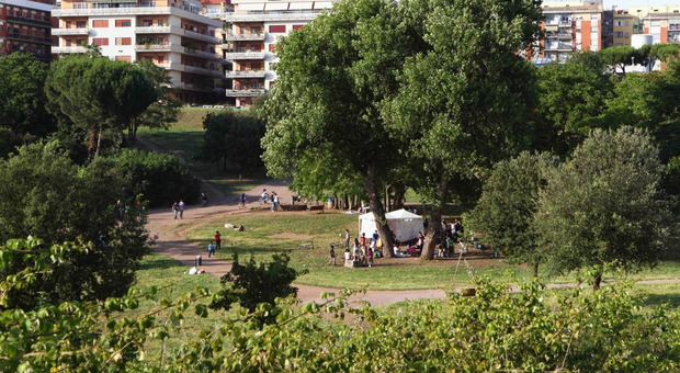 Roma, imprenditore romano si spoglia nel parco all'Appio: «C'erano famiglie e bambini». Va a processo