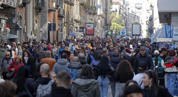 Folla di turisti a Napoli