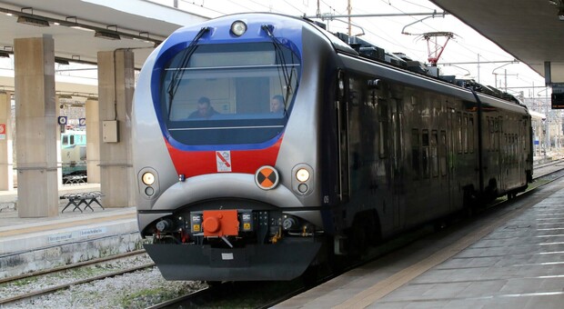 Un treno della linea Benevento-Napoli: la tratta è di fatto chiusa dal marzo 2021