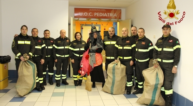 Avellino, la Befana dei pompieri nel reparto di pediatria del Moscati