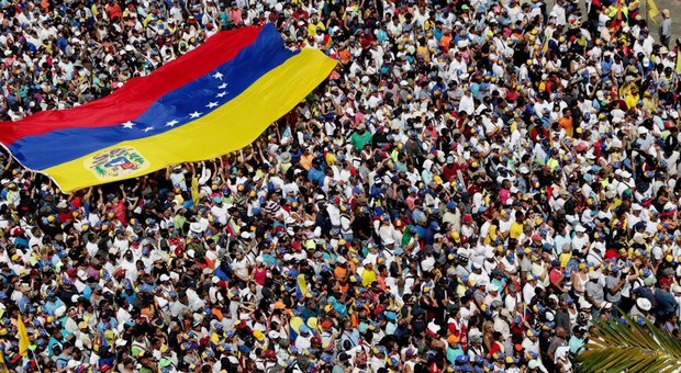 Venezuela, il generale molla Maduro: «Ha due aerei pronti a portarlo via, li usi»