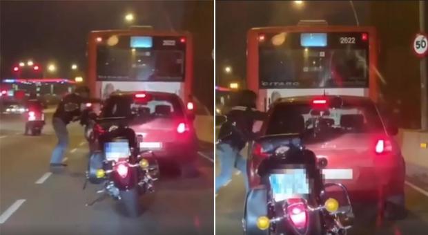 Lite in strada, il motociclista massacra l'automobilista e fugge: identificato e arrestato
