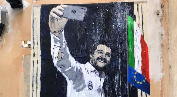 Roma, nuovo murale di Tvboy: "La dittatura del selfie" di Salvini rimosso in poche ore