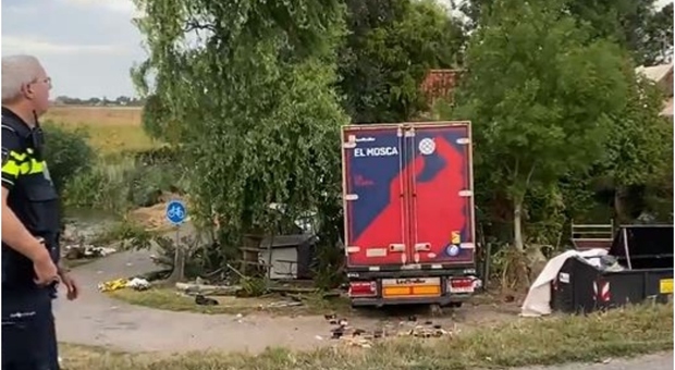 Camion esce dalla strada e travolge festa di quartiere: diversi morti e feriti in Olanda