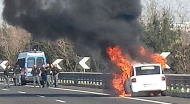 Paura sull'autostrada Roma-Fiumicino: un taxi prende fuoco