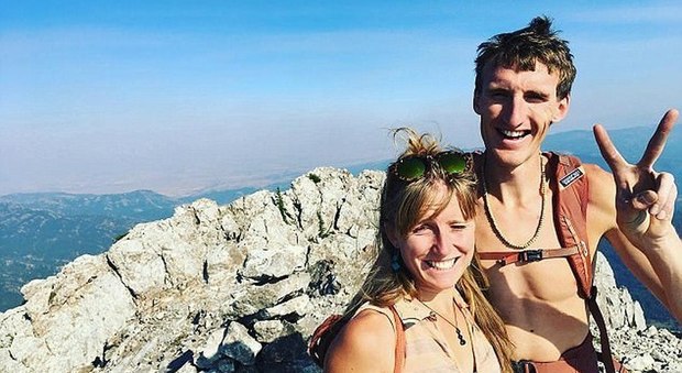 Usa, alpinista si uccide per non essere riuscito a salvare la fidanzata travolta da una valanga